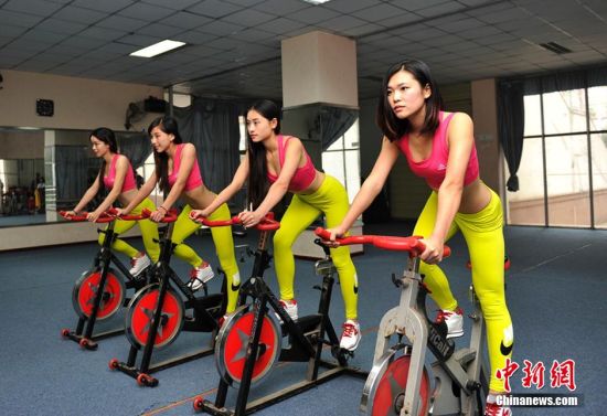 成都大学女生备战中国健美v女生队蹦极锦标赛蹦迪与入选图片
