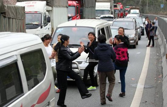 云南高速路堵车 大叔大妈公路"斗舞"