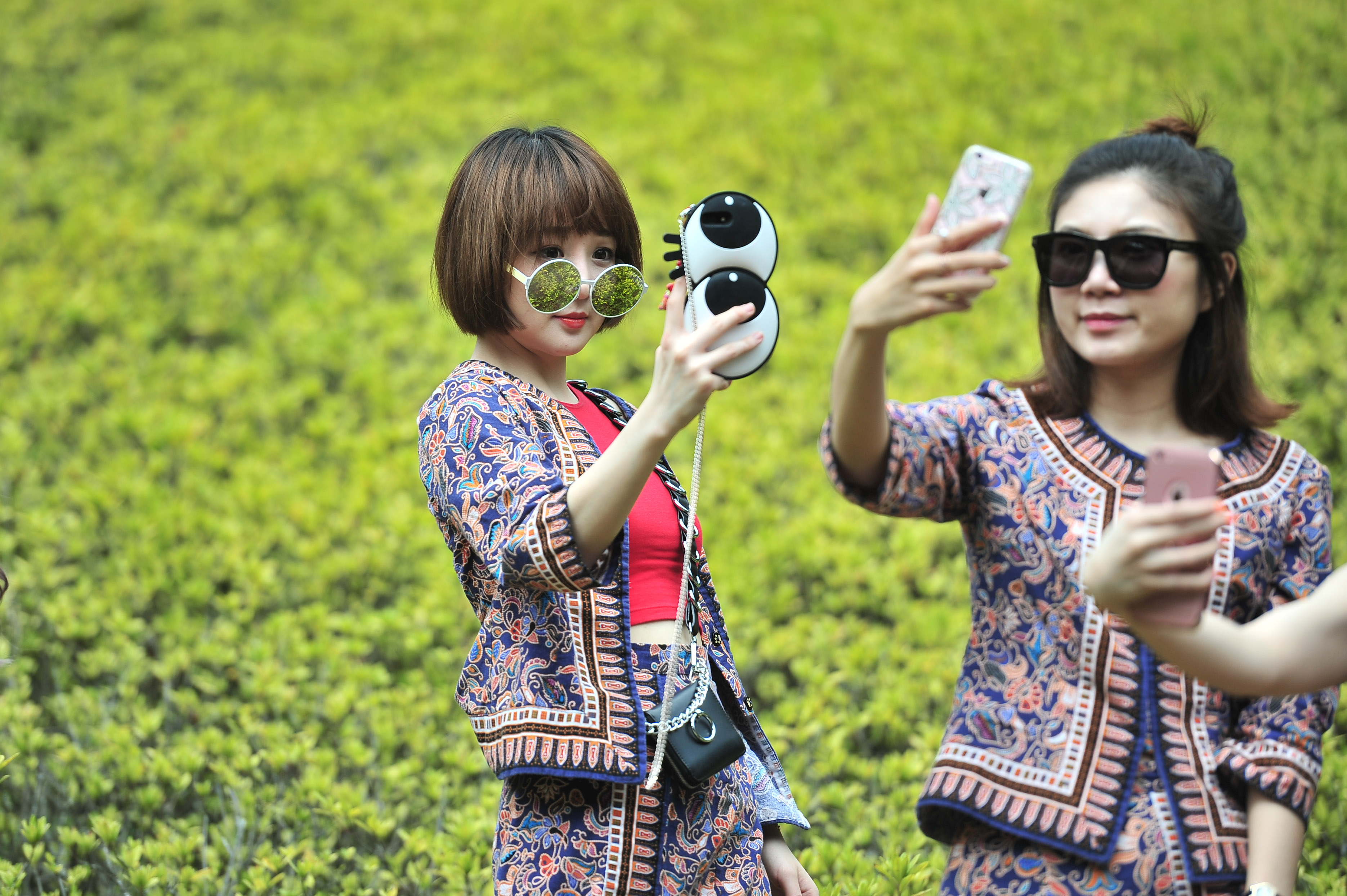 众多网红亮相腾冲 网络直播推介旅游 - 中新网