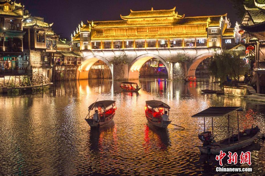 凤凰古城沱江夜景如画