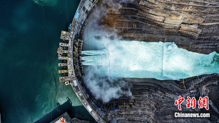 
<p>　　图为俯瞰白鹤滩水电站。世界在建规模最大、综合技术难度最高的巨型水电站白鹤滩水电站，即将冲刺“第一度电”。近日，记者走进施工现场，探访这项超级工程的“心室”――位于金沙江两岸山体深处的地下厂房，这里是水电站的“心脏”16台单机容量100万千瓦水轮发电机组的“家”。周星亮 摄</p>