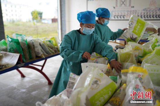 云南陇川：日均两万袋中药汤剂免费发放
