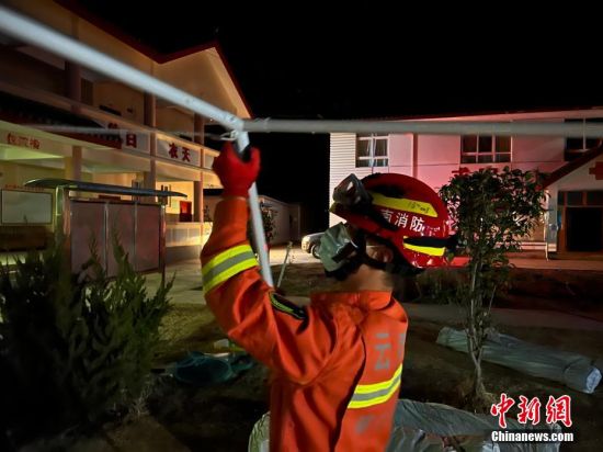 消防救援力量抵达丽江宁蒗震区 搭建帐篷安置民众