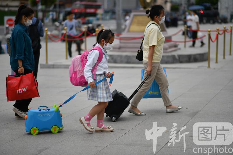 
<p>　　7月19日，云南昆明，旅客准备进入昆明站乘车。随着暑期的到来，云南旅游呈现加速回暖势头，中国铁路昆明局集团公司数据显示，7月1日-18日，云南铁路旅客发送量 420.1万人，日均23.3万人，暑运单日最高30.3万人，环比增长82.8%。   中新社记者 刘冉阳 摄</p>
