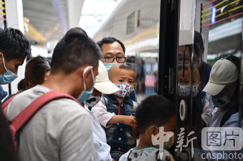 
<p>　　7月19日，云南昆明，旅客在昆明站登车出行。随着暑期的到来，云南旅游呈现加速回暖势头，中国铁路昆明局集团公司数据显示，7月1日-18日，云南铁路旅客发送量 420.1万人，日均23.3万人，暑运单日最高30.3万人，环比增长82.8%。   中新社记者 刘冉阳 摄</p>