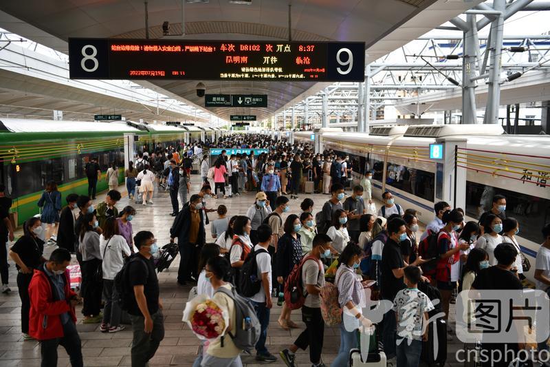 
<p>　　7月19日，云南昆明，旅客在昆明站候车。随着暑期的到来，云南旅游呈现加速回暖势头，中国铁路昆明局集团公司数据显示，7月1日-18日，云南铁路旅客发送量 420.1万人，日均23.3万人，暑运单日最高30.3万人，环比增长82.8%。   中新社记者 刘冉阳 摄</p>