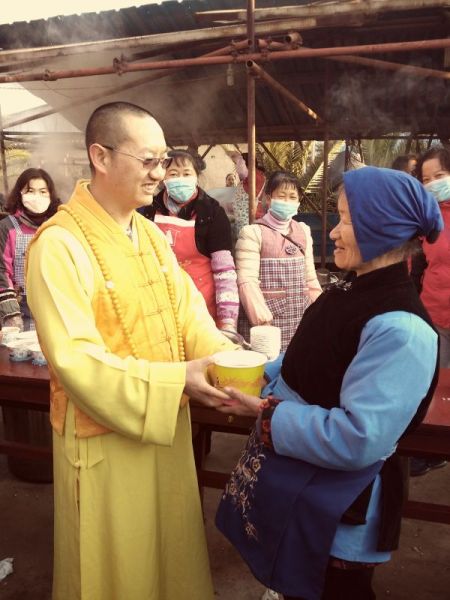 昆明宝华寺举办腊八感恩祈福法会 弘扬传统文化