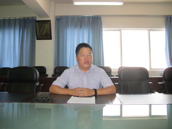 图为大理州民族中学校长接受记者采访