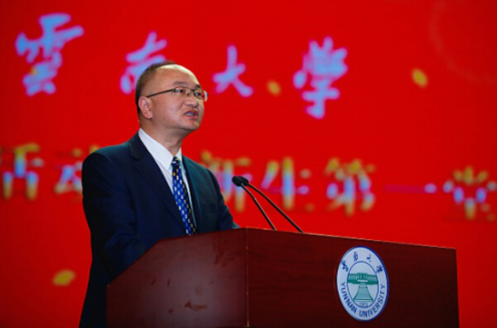 云南大学党委书记杨林为2017级新生上第一堂党课