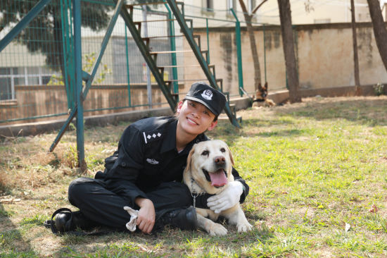 警花训导员和她们的警犬"战友"