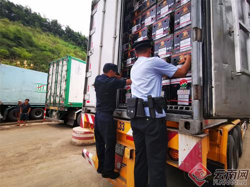 检查货物 河口出入境边防检查站 供图