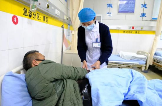 李莎接到护士长龙莉的电话, 她迷迷糊糊听见护士长说需要她去武汉出差
