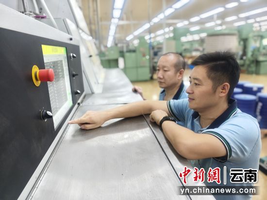 图为金福鹏(右)教王小龙在屏幕上调参数。尚丽娟 摄 图为金福鹏(右)教王小龙在屏幕上调参数。尚丽娟 摄