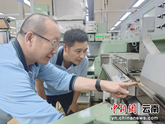 图为王小龙(左)为金福鹏讲如何调整布带高低。尚丽娟 摄 图为王小龙(左)为金福鹏讲如何调整布带高低。尚丽娟 摄