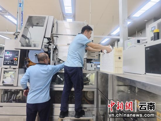 图为王小龙和金福鹏一起上嘴棒。尚丽娟 摄 图为王小龙和金福鹏一起上嘴棒。尚丽娟 摄