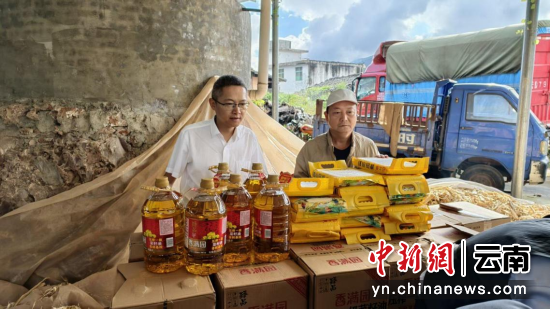 图为华坪县烟草公司与农业银行华坪支行开展慰问。黎佳富 摄 图为华坪县烟草公司与农业银行华坪支行开展慰问。黎佳富 摄