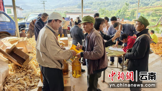 图为现场为烟农发放米、油。黎佳富 摄 图为现场为烟农发放米、油。黎佳富 摄