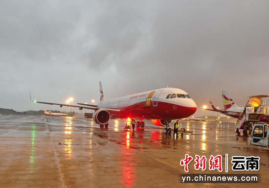 图为首航当天停在机坪上的客机。祥鹏航空供图 图为首航当天停在机坪上的客机。祥鹏航空供图