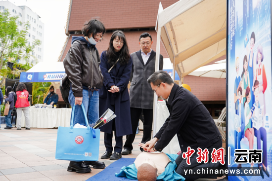 图为在工伤预防体验区,工作人员向群众演示海姆立克急救法。主办方 供图 图为在工伤预防体验区,工作人员向群众演示海姆立克急救法。主办方 供图