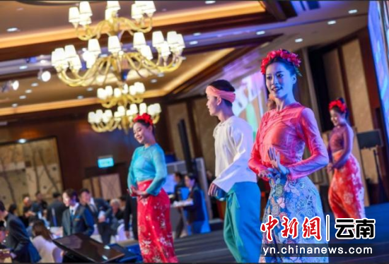 论坛现场,临沧市耿马民族歌舞团带来沉浸式非遗舞蹈 论坛现场,临沧市耿马民族歌舞团带来沉浸式非遗舞蹈