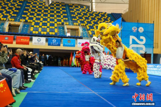 10月20日,第六届澜沧江-湄公河大学生友好运动会暨第八届南亚东南亚国家大学生文化体育昆明交流周开幕式上学生表演中国舞狮。张可嘉 摄 10月20日,第六届澜沧江-湄公河大学生友好运动会暨第八届南亚东南亚国家大学生文化体育昆明交流周开幕式上学生表演中国舞狮。张可嘉 摄