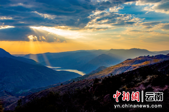 图为武定法院干警下乡办案途中拍摄的金沙江晚霞照片。张喆 摄 图为武定法院干警下乡办案途中拍摄的金沙江晚霞照片。张喆 摄