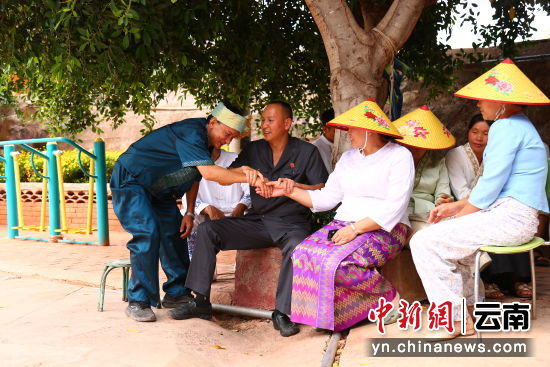 图为武定法院干警到东坡傣族乡开展巡回法庭过程中,就地调解一起乡邻纠纷。张喆 摄 图为武定法院干警到东坡傣族乡开展巡回法庭过程中,就地调解一起乡邻纠纷。张喆 摄