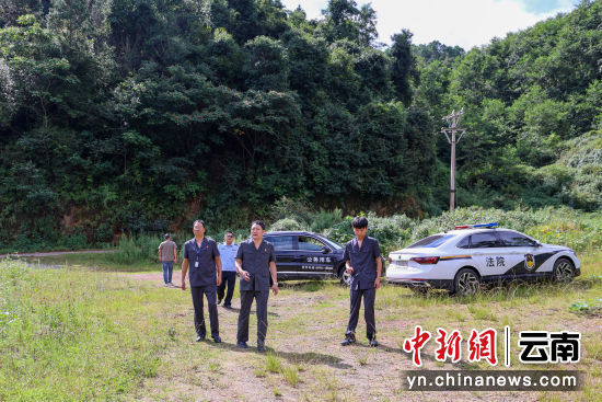 图为武定县人民法院执行干警到矿产企业开展执行工作。张喆 摄 图为武定县人民法院执行干警到矿产企业开展执行工作。张喆 摄