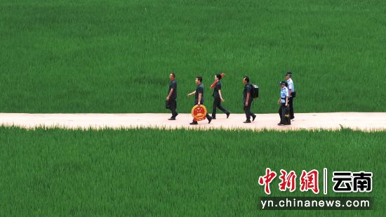 图为武定县人民法院发窝中心人民法庭干警巡回开庭途中照片。张喆 摄 图为武定县人民法院发窝中心人民法庭干警巡回开庭途中照片。张喆 摄