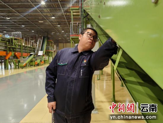 梁磊在处理输送带跑偏问题。王宝英 摄 梁磊在处理输送带跑偏问题。王宝英 摄