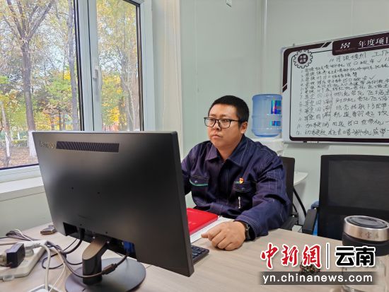 工作之余的梁磊始终在坚持学习。王宝英 摄 工作之余的梁磊始终在坚持学习。王宝英 摄