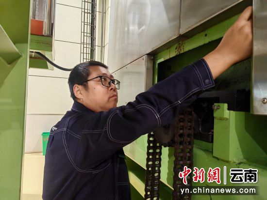 梁磊在生产现场检查设备。王宝英 摄 梁磊在生产现场检查设备。王宝英 摄