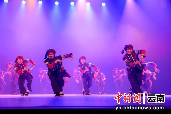《火塘》 图源:2025年全国少数民族优秀舞蹈作品展演照片直播 《火塘》 图源:2025年全国少数民族优秀舞蹈作品展演照片直播