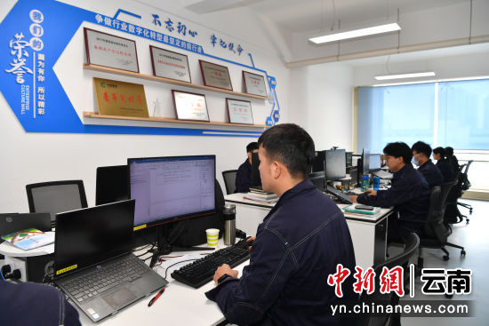 图为曲烟两化融合创新工作室成员在开展项目研究。林勇 摄 图为曲烟两化融合创新工作室成员在开展项目研究。林勇 摄