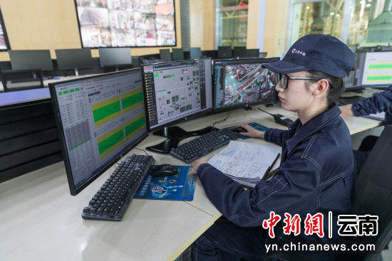 图为制丝车间中控室内操作工在查看松散回潮环节的生产情况。林勇 摄 图为制丝车间中控室内操作工在查看松散回潮环节的生产情况。林勇 摄