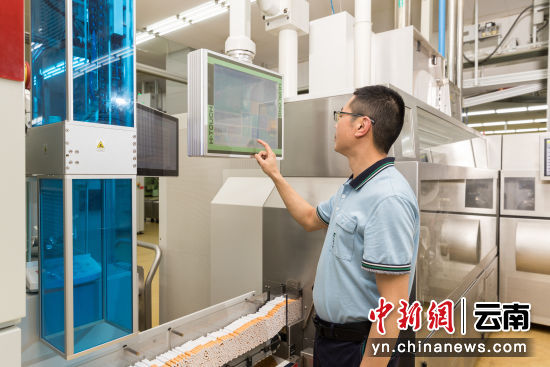 图为卷包车间操作工在终端上实时查看生产情况。林勇 摄 图为卷包车间操作工在终端上实时查看生产情况。林勇 摄