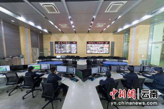 图为曲靖卷烟厂制丝车间中控室。林勇 摄 图为曲靖卷烟厂制丝车间中控室。林勇 摄