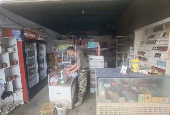 熊贵富在整理货架。 丽江融媒 记者 吕坤钊 摄 熊贵富在整理货架。 丽江融媒 记者 吕坤钊 摄