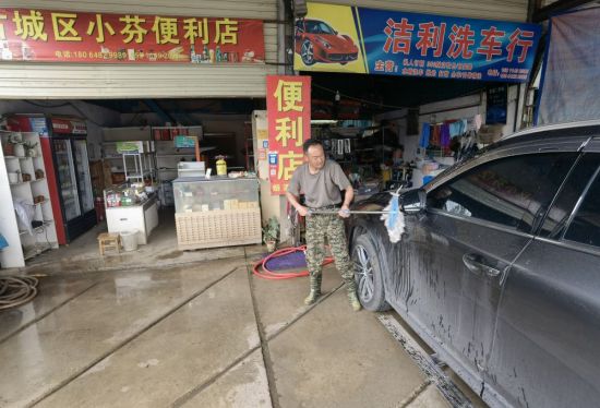 熊贵富正在给客户洗车。丽江融媒记者 吕坤钊 摄) 熊贵富正在给客户洗车。丽江融媒记者 吕坤钊 摄)