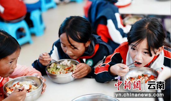 孩子们在用餐 孩子们在用餐