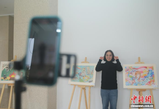 11月8日,青年代表在云南师范大学内拍摄。 黄兴鸿 摄 11月8日,青年代表在云南师范大学内拍摄。 黄兴鸿 摄