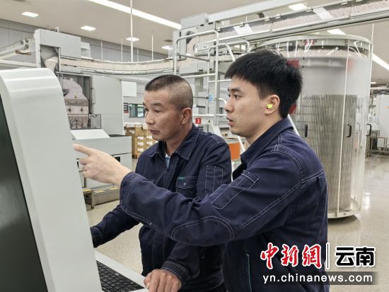 ͼΪ������Ա���ڷ���Ӱ�조ս��ֵ�������Ķ̰����ء�(��ӱ ��)