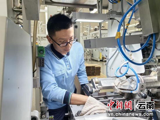 ͼΪ������Ա���ڽ����豸������Ϊ�豸�ȶ������ṩ�������ϡ�(��ӱ ��)