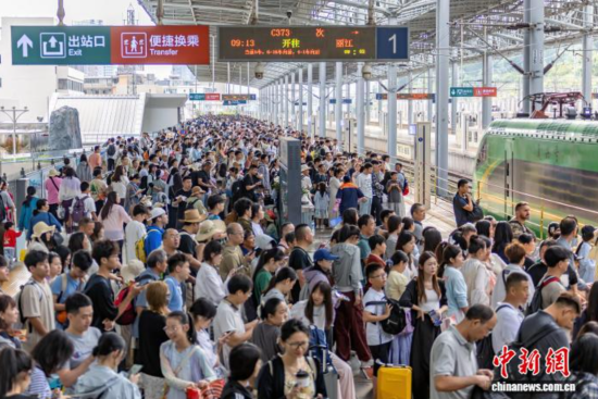 ͼΪ�ÿ������ϴ���վ�Ⱥ��˶������С��³� ��