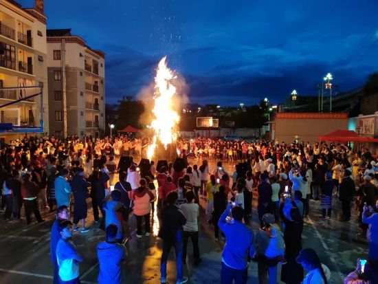 永宁社区举办火把节活动。永宁社区供图 永宁社区举办火把节活动。永宁社区供图