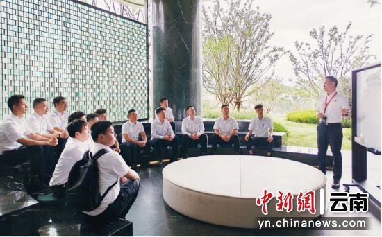 祥鹏航空飞行部波音机队成都中队党支部、空客机队成都中队党支部飞行员在主题党日活动中开展业务研讨。祥鹏航空供图 祥鹏航空飞行部波音机队成都中队党支部、空客机队成都中队党支部飞行员在主题党日活动中开展业务研讨。祥鹏航空供图