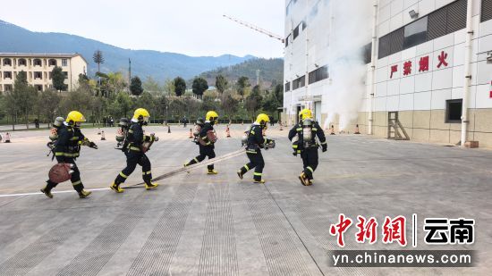 ͼΪ��Ӿ��̳�רְ�����ӽ���ʵ��������۬�� �ܾ��� ��