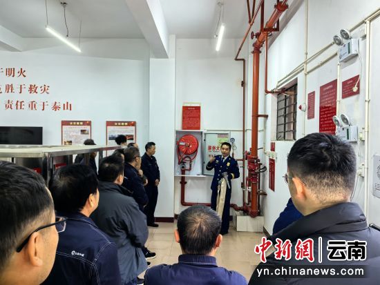 ͼΪ��Ӿ��̳��ص��λ��Աǰ�������Ӳμ��ֳ���ѵ��۬�� �ܾ��� ��