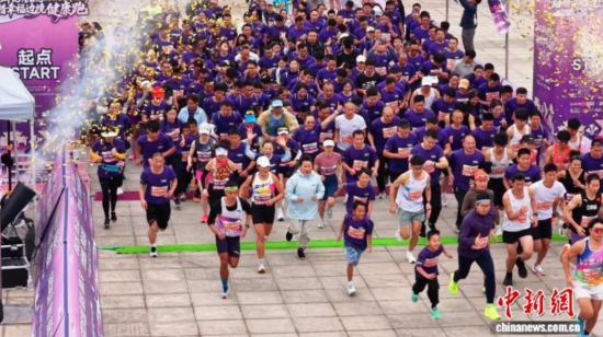12月7日,2025年昆明磨憨·勐腊幸福边境健康跑鸣枪开跑。龙宇丹 摄 12月7日,2025年昆明磨憨·勐腊幸福边境健康跑鸣枪开跑。龙宇丹 摄