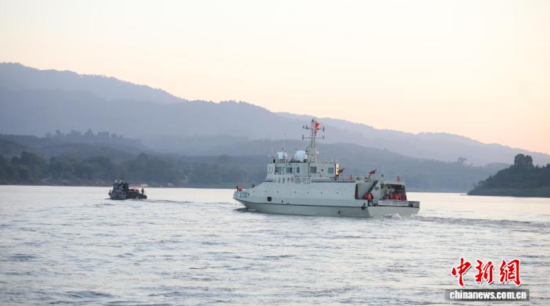 12��4�գ�һ��������̩�ع�������Ѳ��ִ���ж�ִ��ͧ���ع����Ϻ��С�(����ʡ������ ��ͼ)